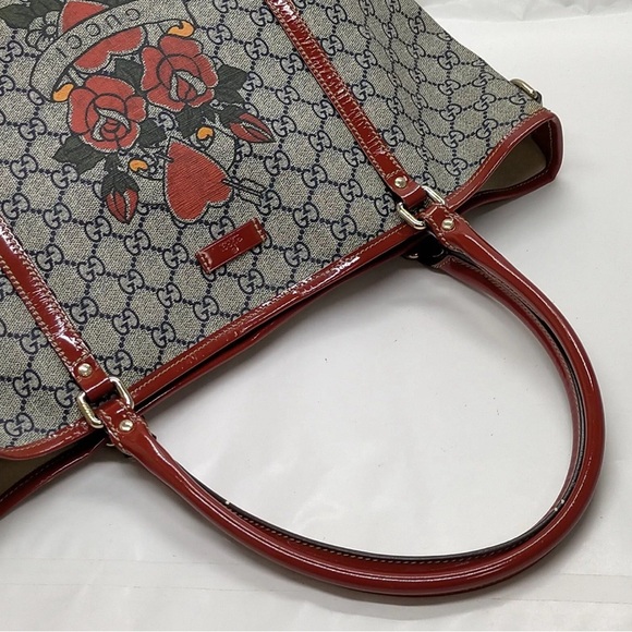 ๐๐๐ฏ GUCCI Supreme Tattoo Heart Navy Blue PVC Tote Hand Bag - Picture 4 of 10